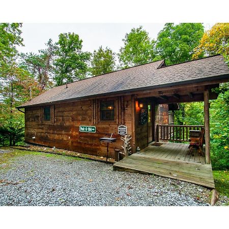 Peekaboo With Hot Tub, Pool Table, And Jacuzzi Villa Pigeon Forge Dış mekan fotoğraf