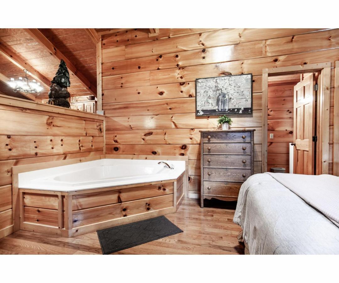 Peekaboo With Hot Tub, Pool Table, And Jacuzzi Villa Pigeon Forge Dış mekan fotoğraf