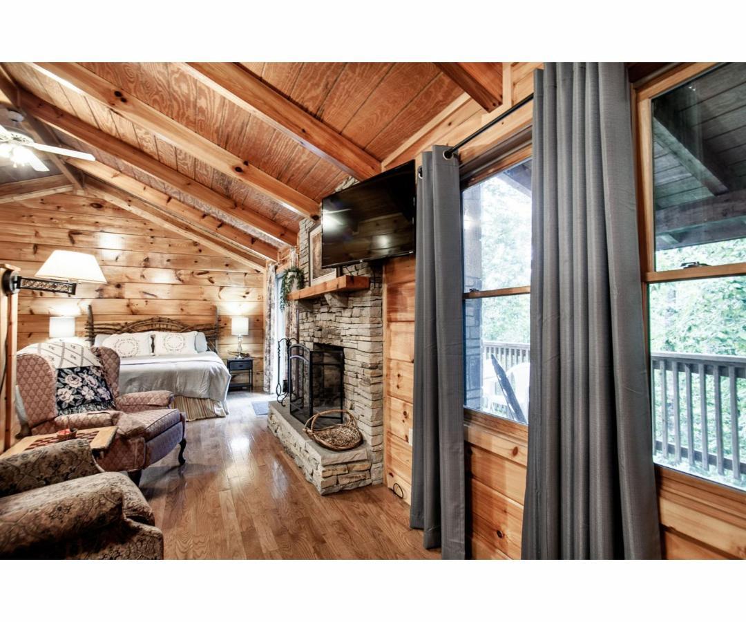 Peekaboo With Hot Tub, Pool Table, And Jacuzzi Villa Pigeon Forge Dış mekan fotoğraf