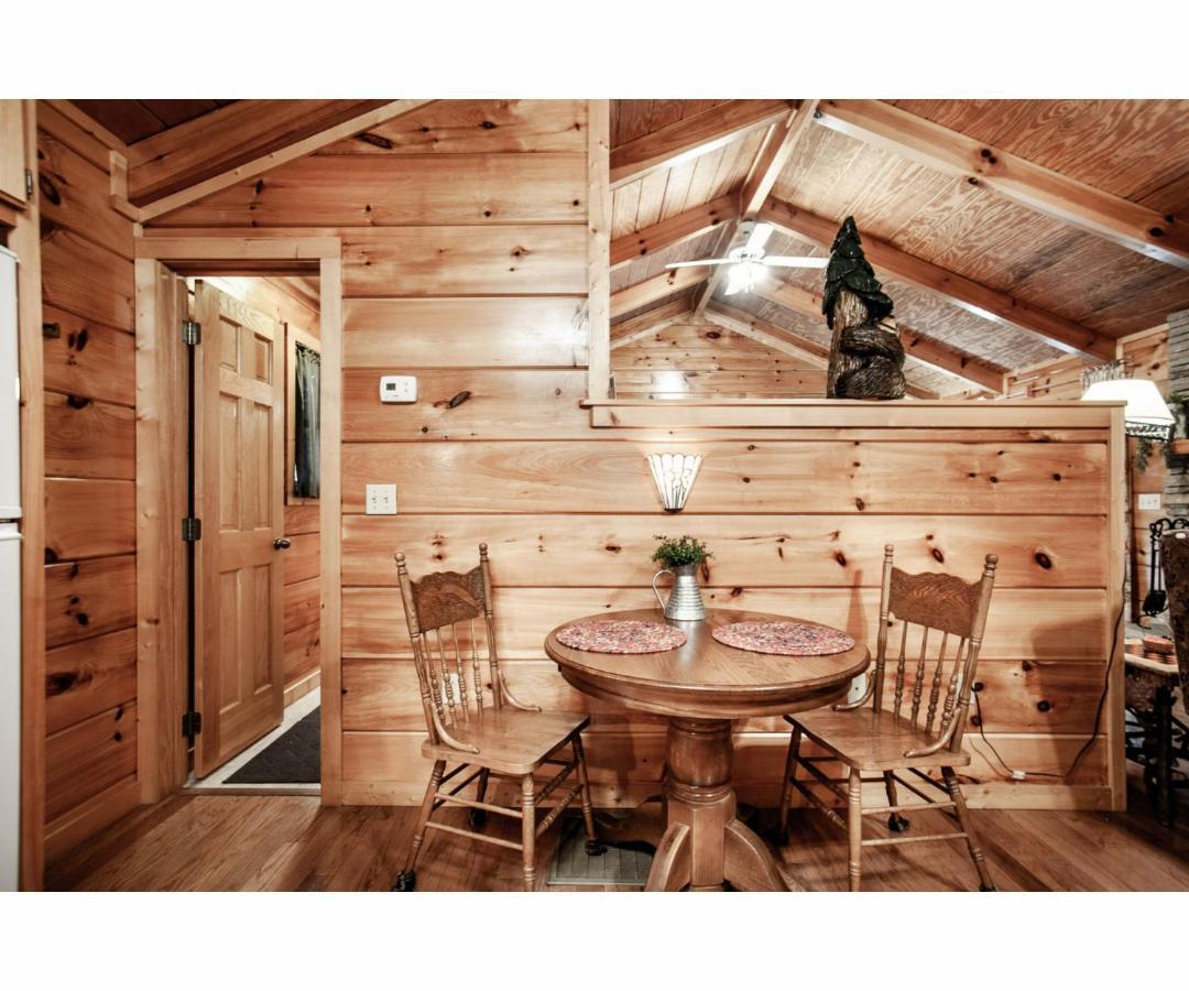 Peekaboo With Hot Tub, Pool Table, And Jacuzzi Villa Pigeon Forge Dış mekan fotoğraf