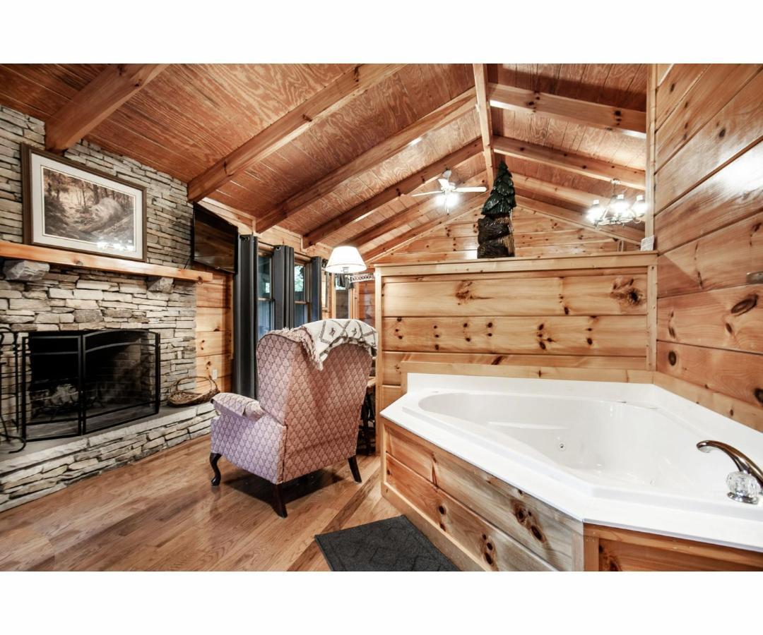 Peekaboo With Hot Tub, Pool Table, And Jacuzzi Villa Pigeon Forge Dış mekan fotoğraf