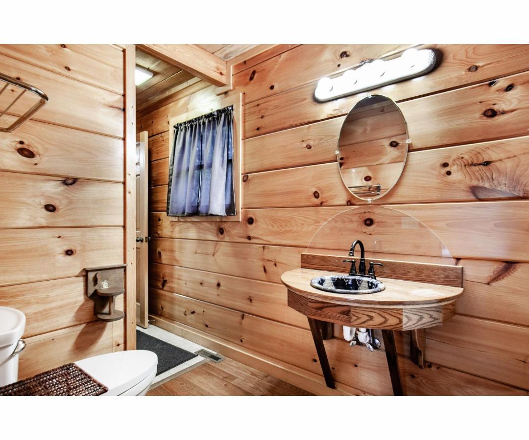 Peekaboo With Hot Tub, Pool Table, And Jacuzzi Villa Pigeon Forge Dış mekan fotoğraf